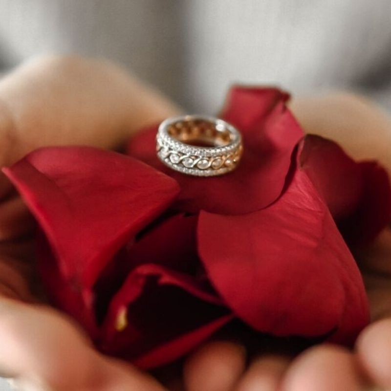 Виноватая ли я кольцо. Как красиво подарить кольцо. Можно ли просто так дарить девушке кольцо. Какое кольцо дарят на предложение. Как красиво сделать предложение и подарить кольцо.